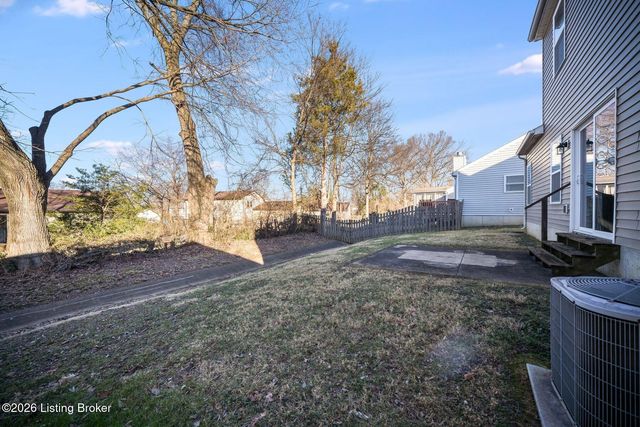 9702 River Trail Dr, Louisville, KY 40229