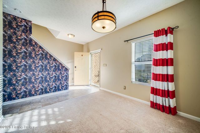 9702 River Trail Dr, Louisville, KY 40229