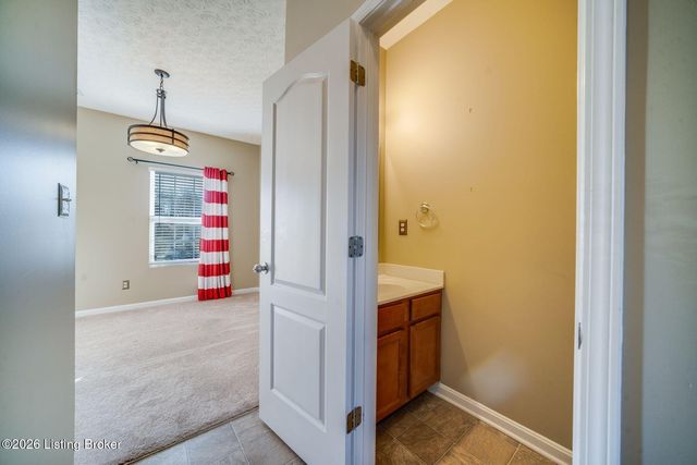 9702 River Trail Dr, Louisville, KY 40229