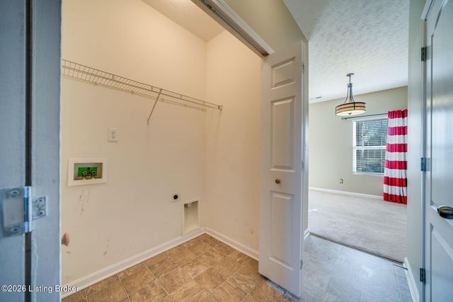 9702 River Trail Dr, Louisville, KY 40229