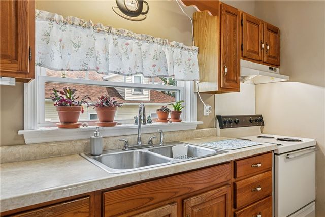 310 Bungalow Rd, Unity Twp, PA 15670