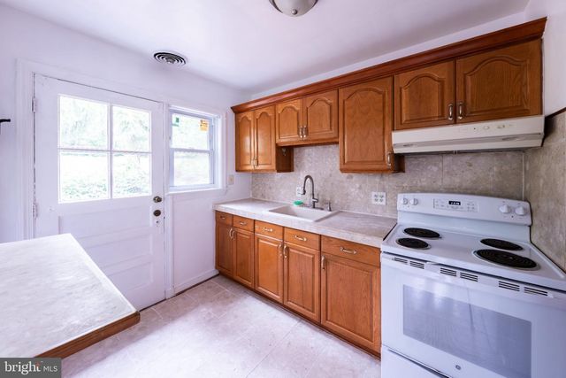 2419 N DICKERSON ST N, Arlington, VA 22207
