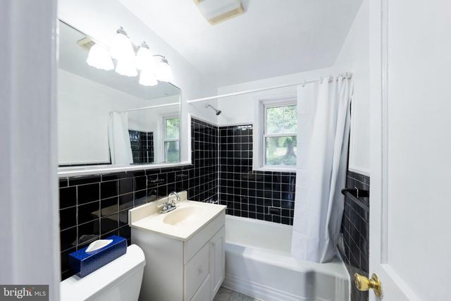 2419 N DICKERSON ST N, Arlington, VA 22207