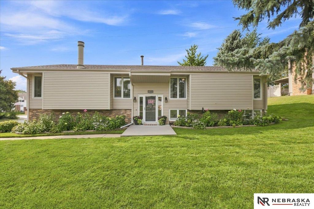 12305 Grey Fawn Drive, Omaha, NE 68154