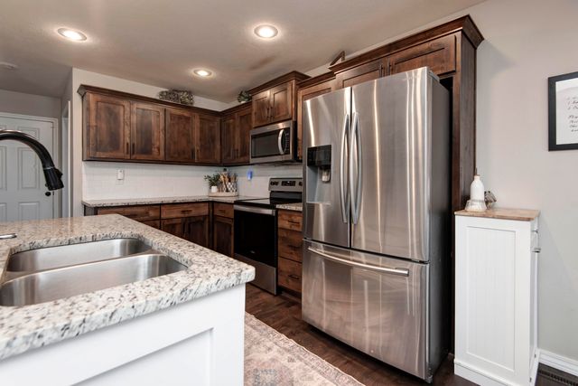 689 N Maplewood Hills Road, Nixa, MO 65714
