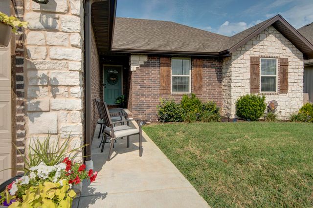 689 N Maplewood Hills Road, Nixa, MO 65714