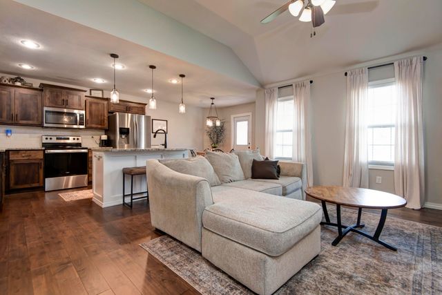 689 N Maplewood Hills Road, Nixa, MO 65714
