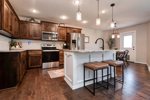 689 N Maplewood Hills Road, Nixa, MO 65714