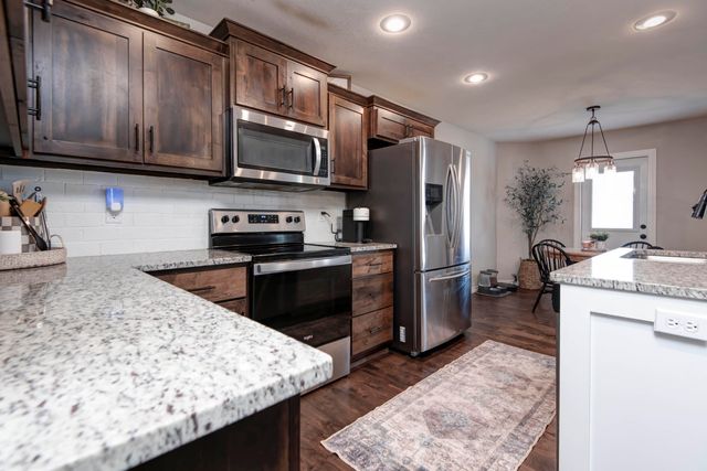 689 N Maplewood Hills Road, Nixa, MO 65714