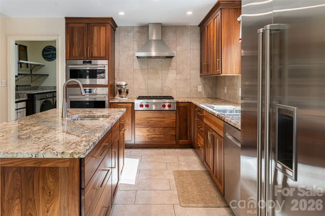 106 Oak Hollow Court, Asheville, NC 28805