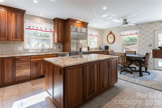 106 Oak Hollow Court, Asheville, NC 28805