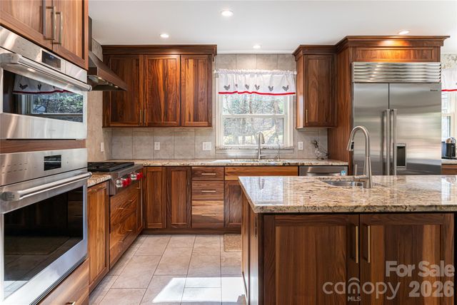 106 Oak Hollow Court, Asheville, NC 28805