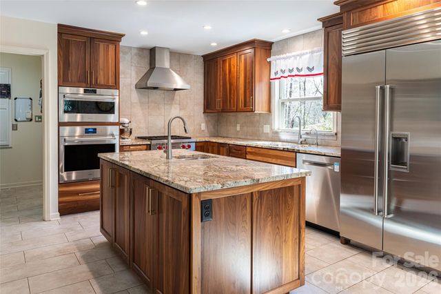 106 Oak Hollow Court, Asheville, NC 28805