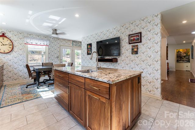 106 Oak Hollow Court, Asheville, NC 28805