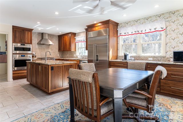 106 Oak Hollow Court, Asheville, NC 28805