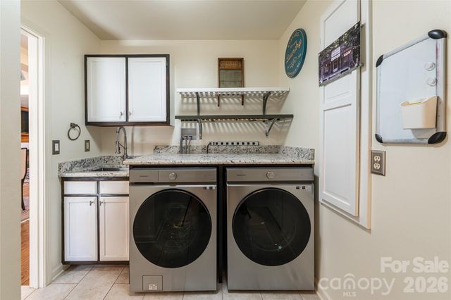 106 Oak Hollow Court, Asheville, NC 28805