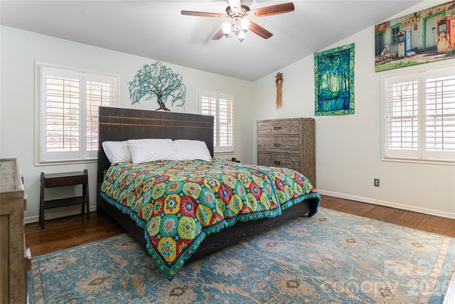 106 Oak Hollow Court, Asheville, NC 28805