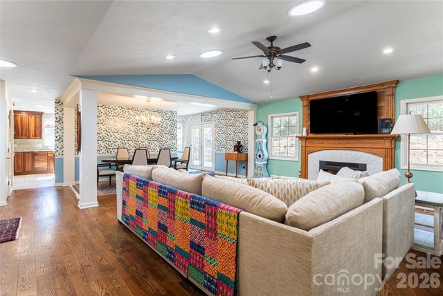 106 Oak Hollow Court, Asheville, NC 28805