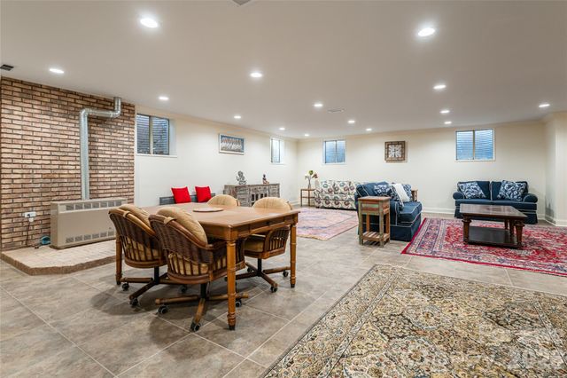 106 Oak Hollow Court, Asheville, NC 28805