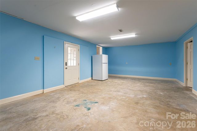 106 Oak Hollow Court, Asheville, NC 28805