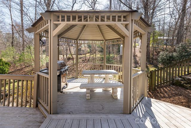 106 Oak Hollow Court, Asheville, NC 28805