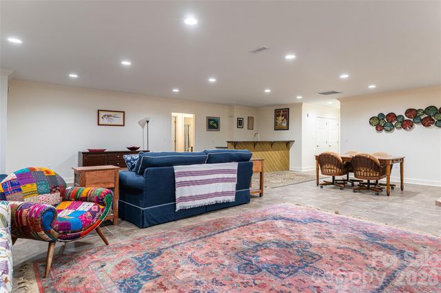 106 Oak Hollow Court, Asheville, NC 28805