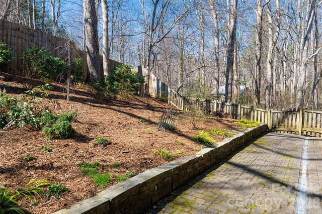 106 Oak Hollow Court, Asheville, NC 28805