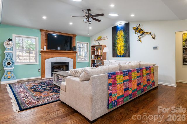 106 Oak Hollow Court, Asheville, NC 28805