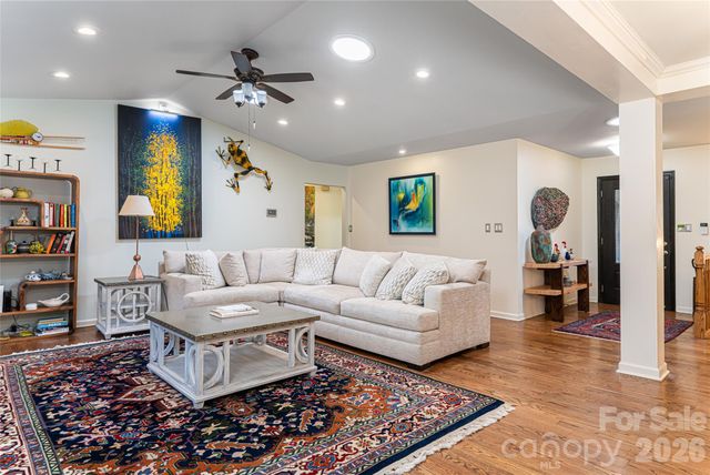 106 Oak Hollow Court, Asheville, NC 28805