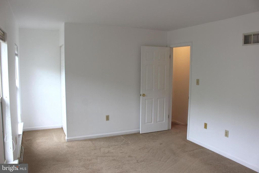 Image 16 of property listing at 1105 SKYVIEW DR, York, PA 17406