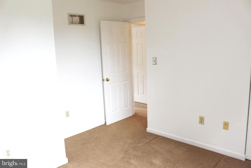 Image 18 of property listing at 1105 SKYVIEW DR, York, PA 17406