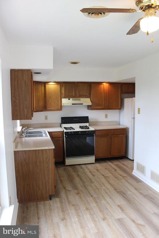 Image 7 of property listing at 1105 SKYVIEW DR, York, PA 17406