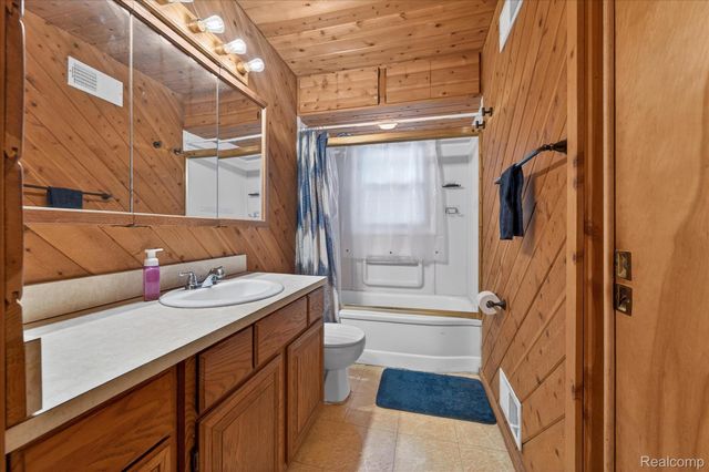 21325 Drexel Street, Clinton Charter Township, MI 48036