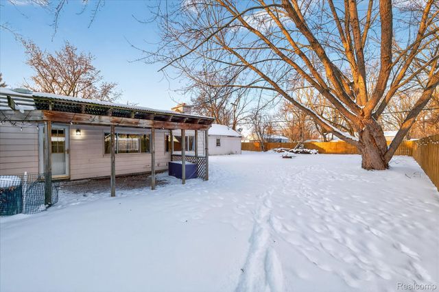 21325 Drexel Street, Clinton Charter Township, MI 48036