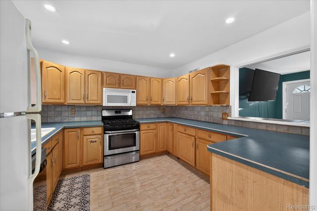 21325 Drexel Street, Clinton Charter Township, MI 48036