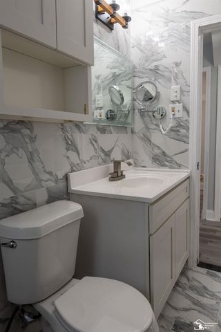 6854 Fenton Street, Dearborn Heights, MI 48127