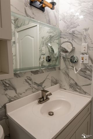 6854 Fenton Street, Dearborn Heights, MI 48127