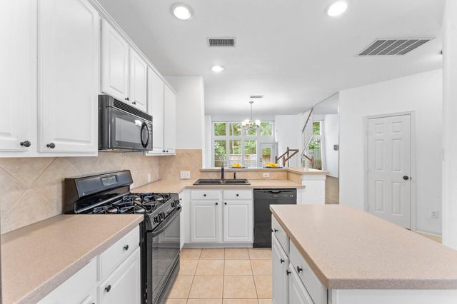 31 W Greenhill Terrace Place, The Woodlands, TX 77382