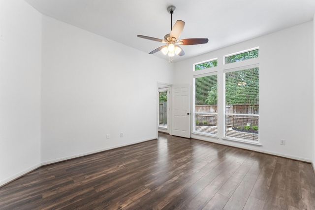 31 W Greenhill Terrace Place, The Woodlands, TX 77382