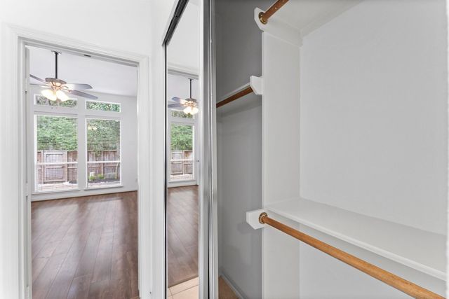 31 W Greenhill Terrace Place, The Woodlands, TX 77382