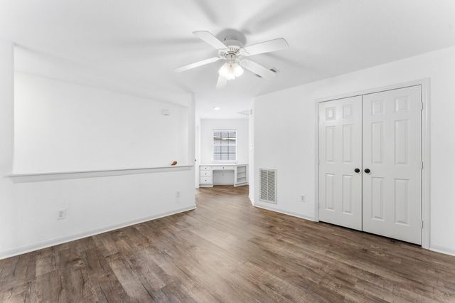 31 W Greenhill Terrace Place, The Woodlands, TX 77382