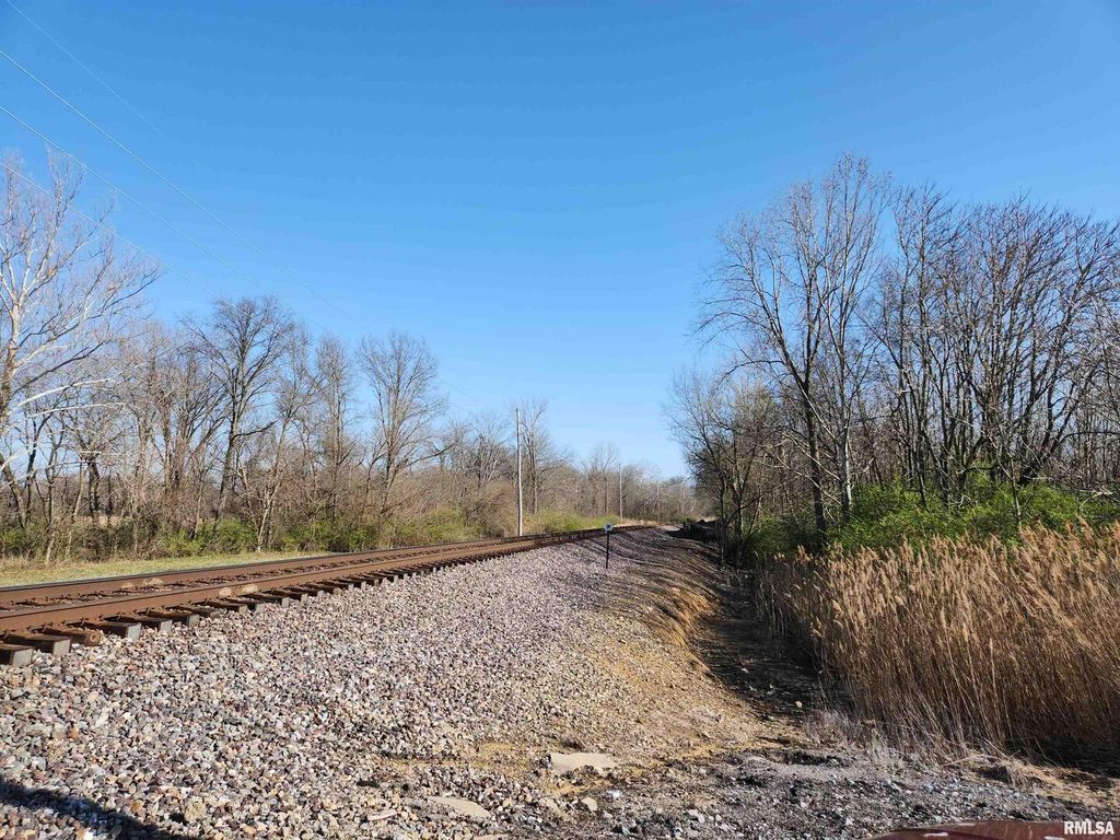Image 2 of property listing at 1300 Tolle Lane, Mt Vernon, IL 62864