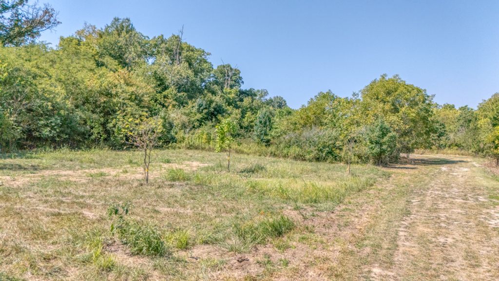 Image 18 of property listing at 1300 Tolle Lane, Mt Vernon, IL 62864
