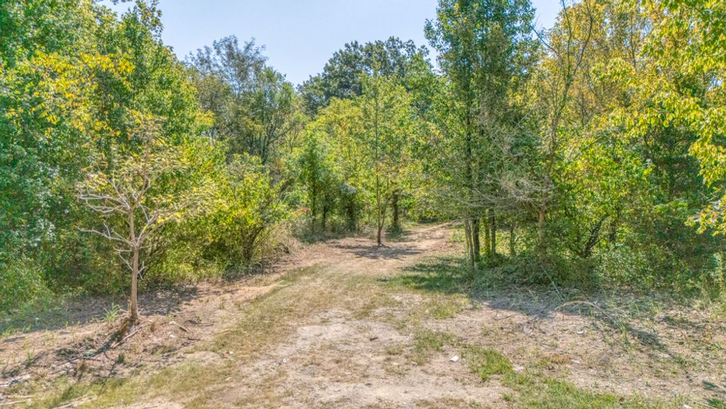 Image 19 of property listing at 1300 Tolle Lane, Mt Vernon, IL 62864