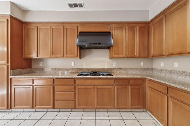 628 Pioneer Ave, Lathrop, CA 95330