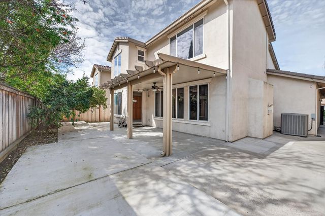 628 Pioneer Ave, Lathrop, CA 95330