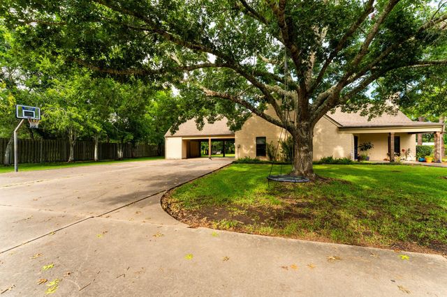 2210 Rita Street, El Campo, TX 77437