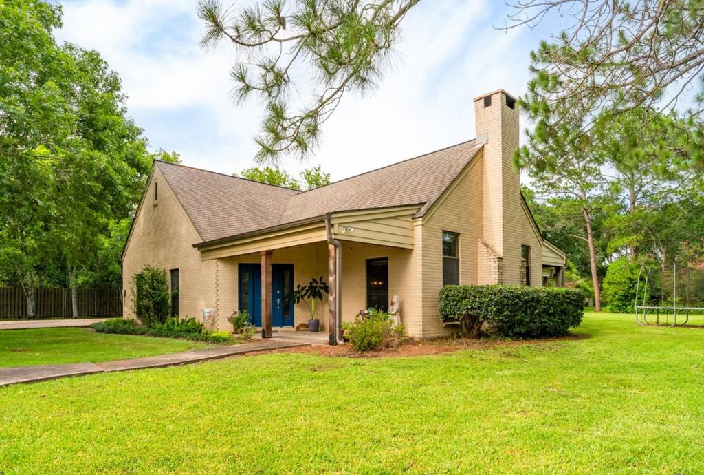 2210 Rita Street, El Campo, TX 77437