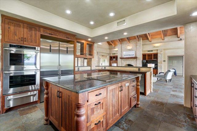 24736 Travis Lakeside CV, Spicewood, TX 78669