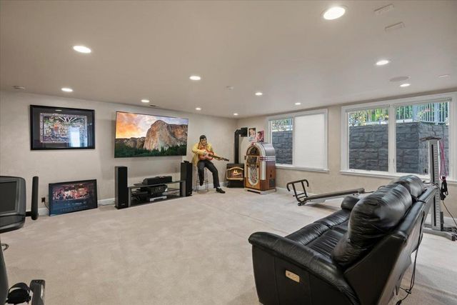 15863 Mina Way, Saratoga, CA 95070